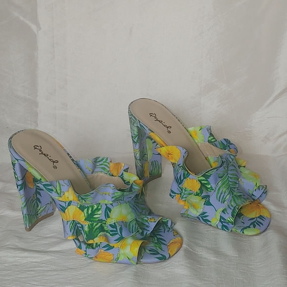 Women's Floral Pattern Heels - Picture 6 of 7